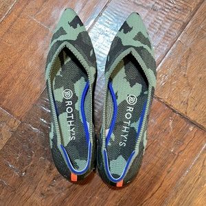 Like new Rothy’s pointed toe flats in Olive Camo size 7